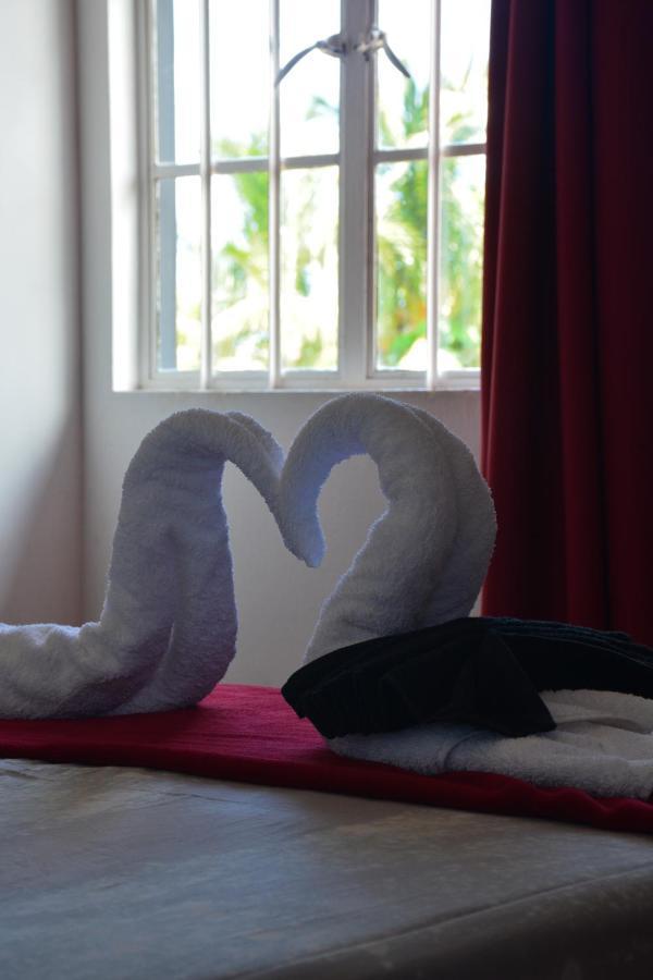 Le Pole Hotel Grand Baie Bagian luar foto